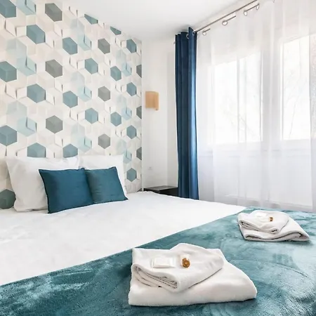Beautiful With Balcony And View On The Quays Bassin La Villette D Parigi
