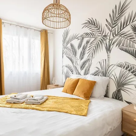 Beautiful With Balcony And View On The Quays Bassin La Villette D Parigi